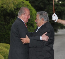 Su Majestad el Rey Don Juan Carlos recibió afectuosamente al Presidente de la República Oriental del Uruguay, Sr. José Mujica Cordano